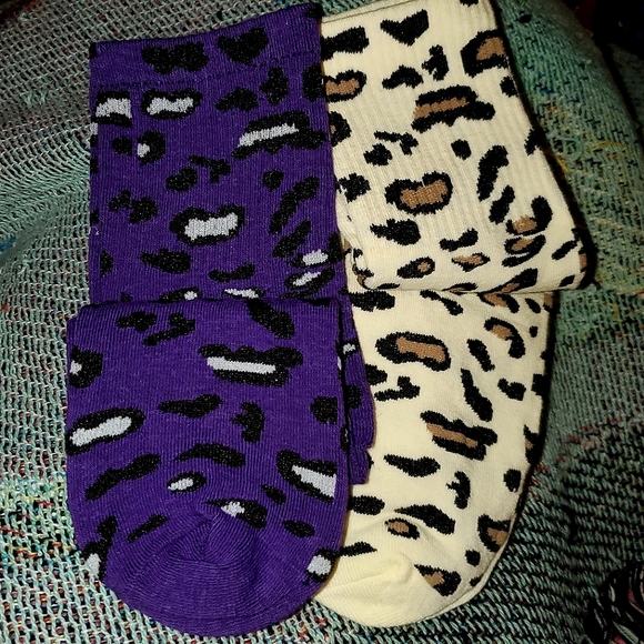 2 pack pair of leopard print medium thickness socks, purple & beige. - Picture 4 of 9